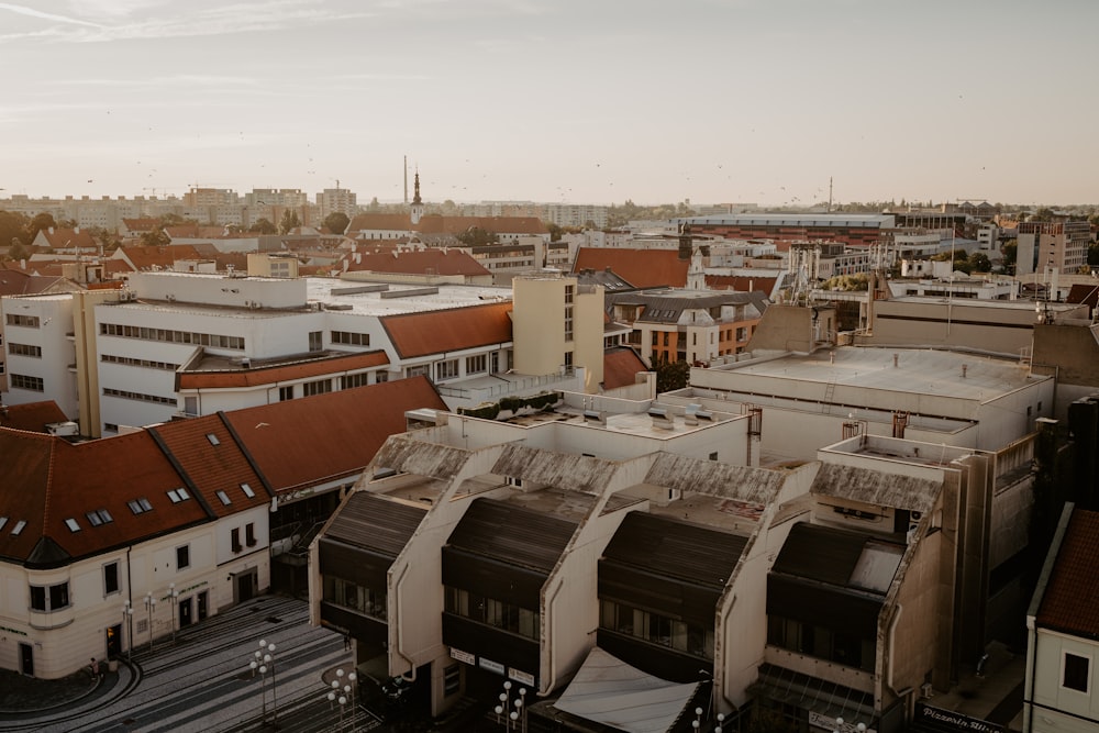 uma vista aérea de uma cidade com edifícios e trilhos de trem
