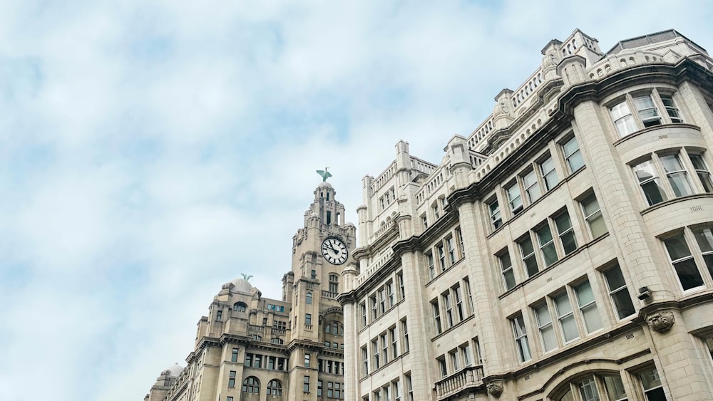 Un edificio alto con un orologio in cima