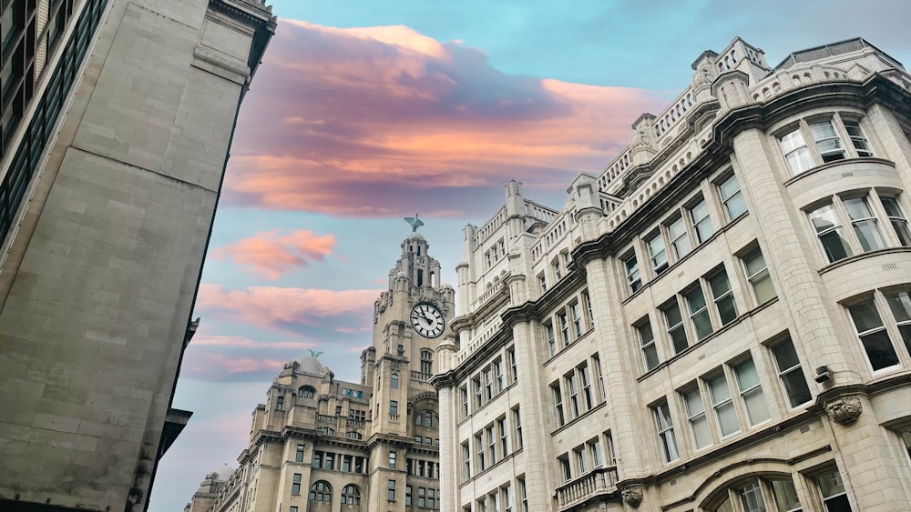 Una vista de una torre del reloj en medio de una ciudad