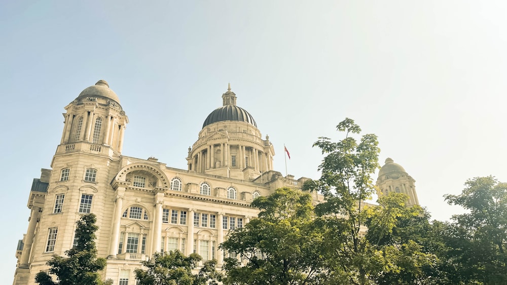 Un gran edificio con un reloj en la parte superior