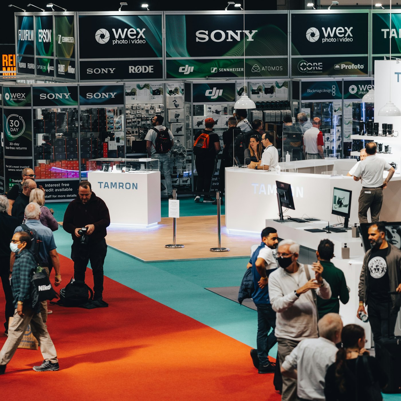 Menschen an einem Messestand im Gespräch