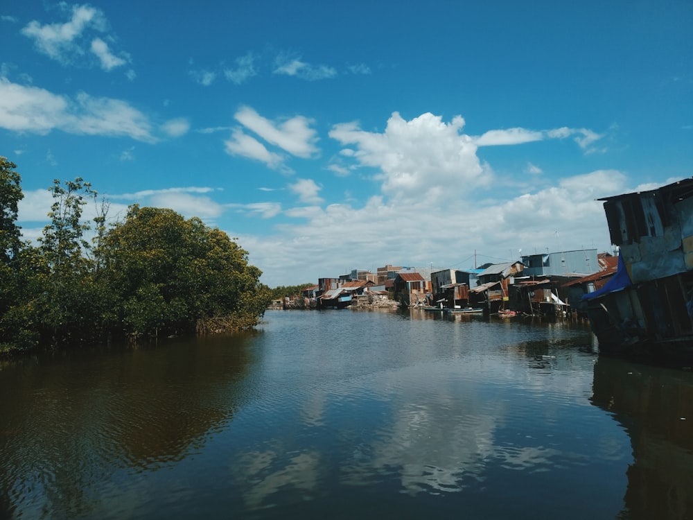 un plan d’eau avec un tas de maisons dessus