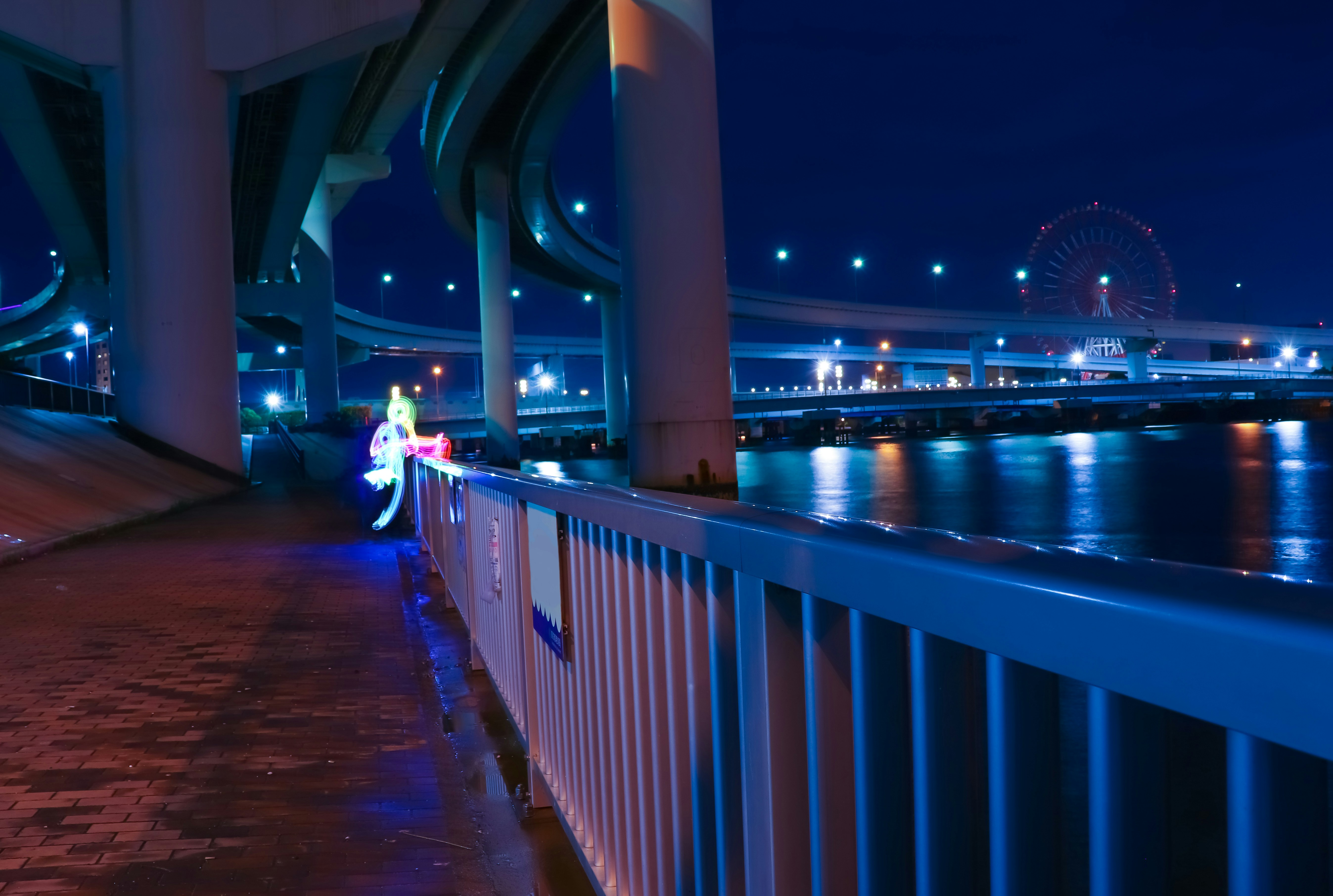 A bridge over a body of water at night photo – Free Urban Image on Unsplash