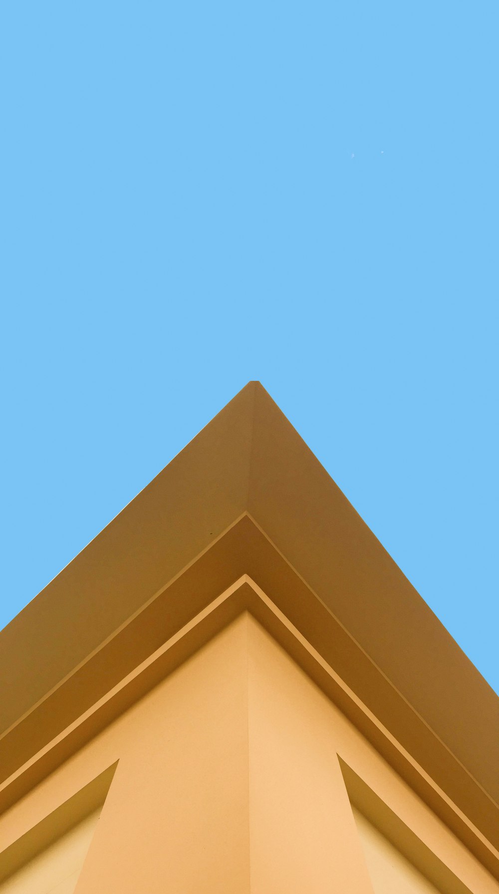 푸른 하늘을 배경으로 건물 옆면에 있는 시계