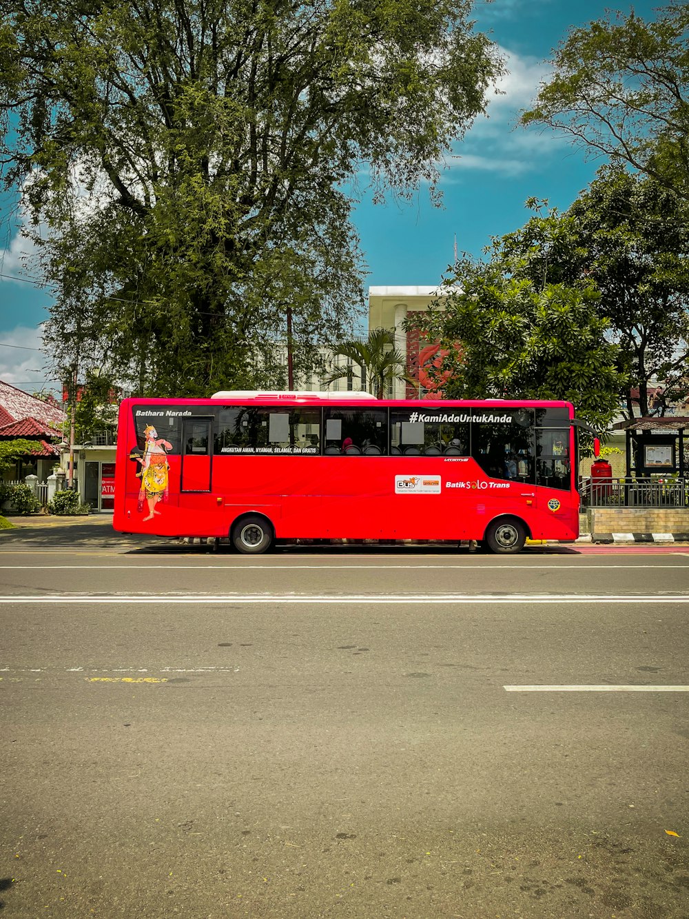 道路脇に停まっている赤いバス
