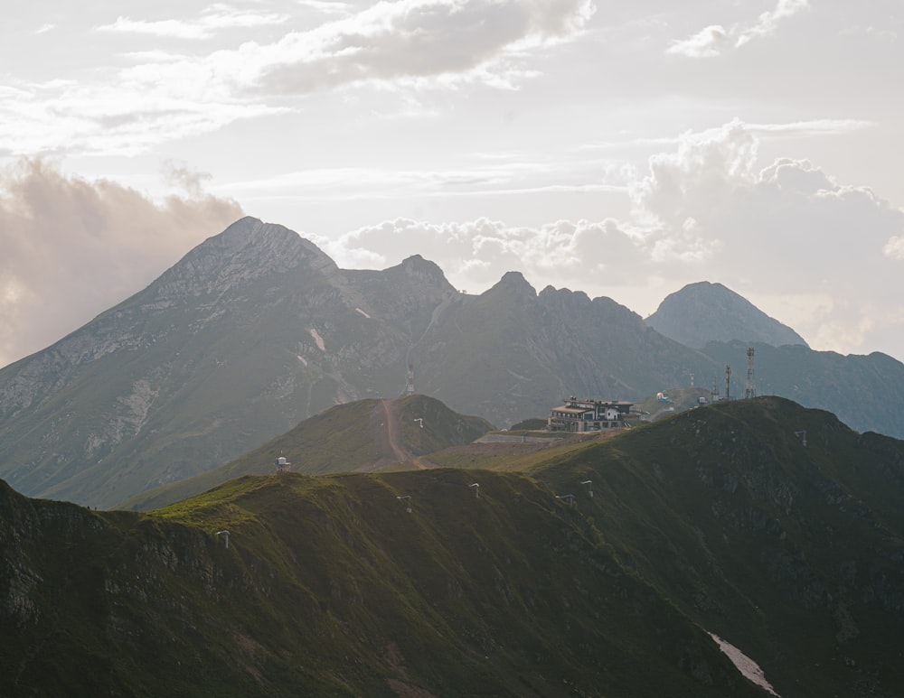 Una vista de una cadena montañosa con un edificio en la distancia