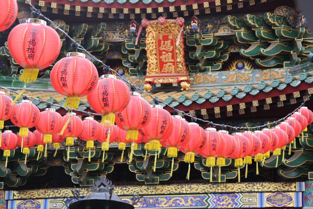 Linternas rojas colgando del techo de un templo chino