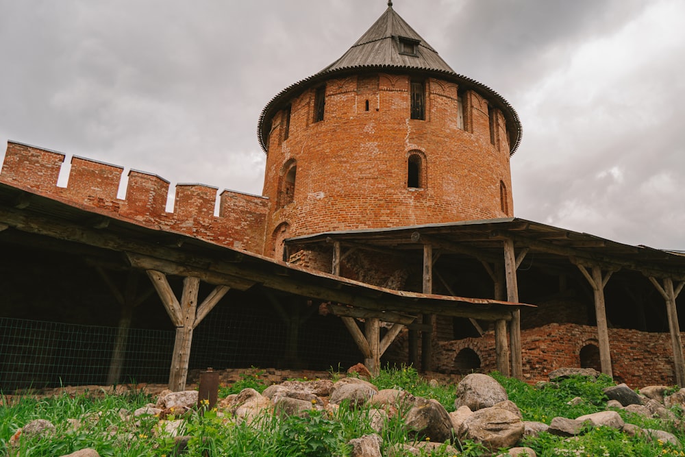 un grande edificio in mattoni con una torre e un orologio