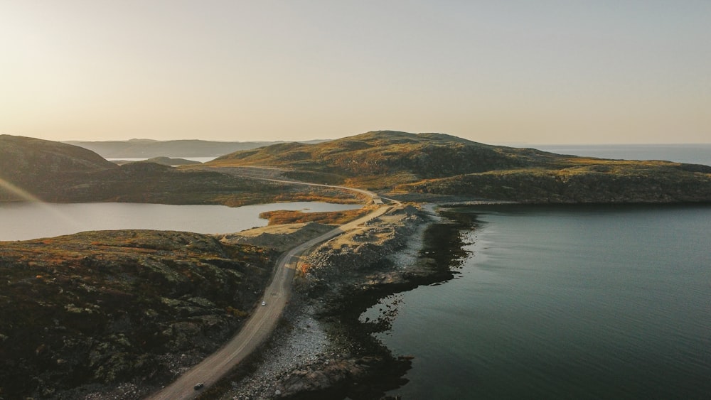 Una vista aérea de una carretera cerca de un cuerpo de agua