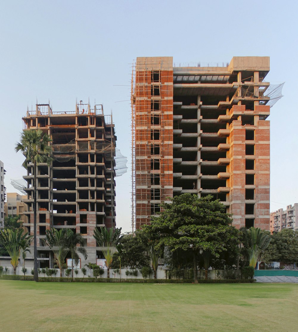 Un par de edificios altos sentados uno al lado del otro