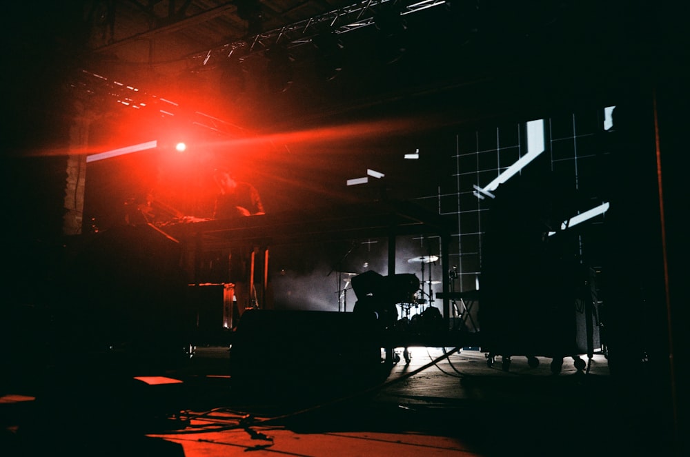 バンドが演奏するステージに赤い光が輝く