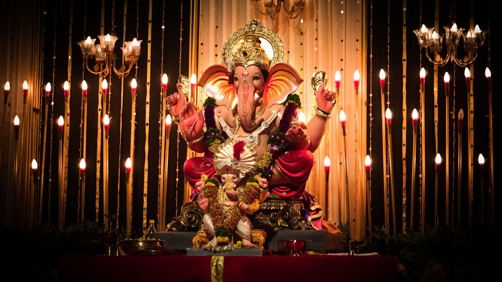 Una estatua del Señor Ganesh en un templo