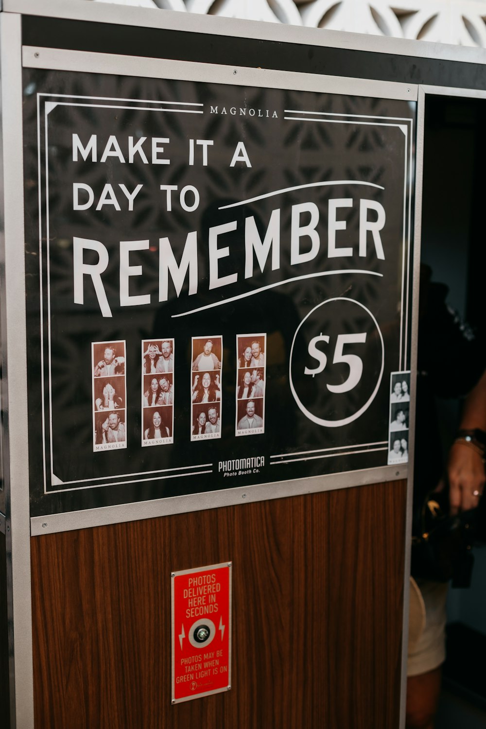 ein Schild, das sagt, machen Sie es einen Tag, um sich an $ 5 zu erinnern
