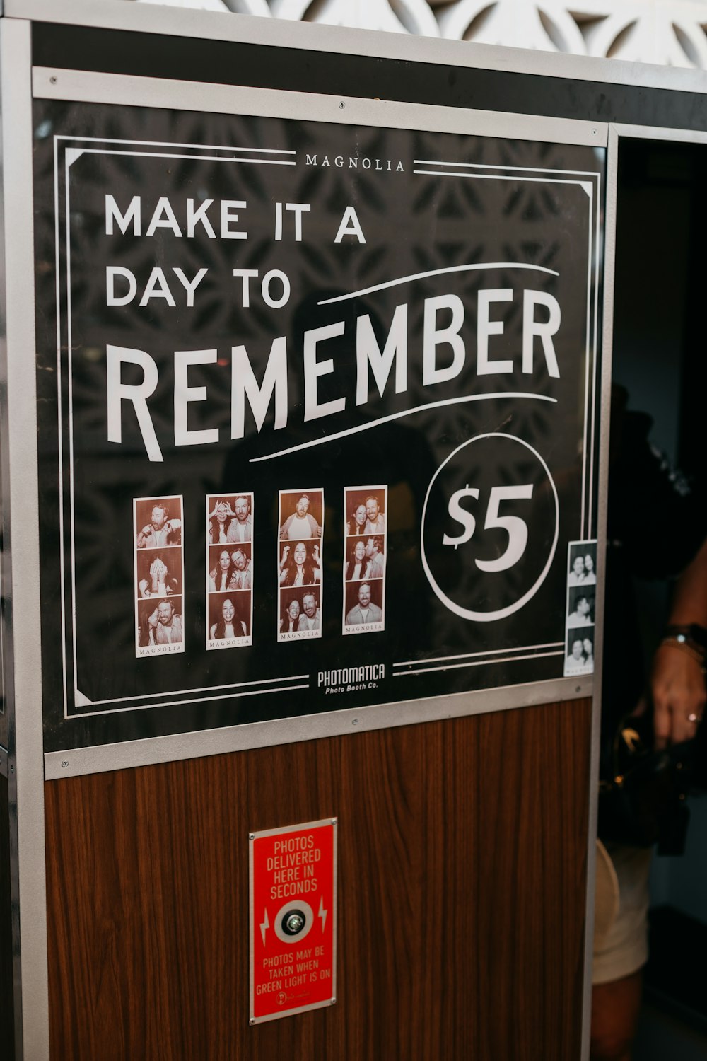 un cartello che dice Make it a day to remember $ 5