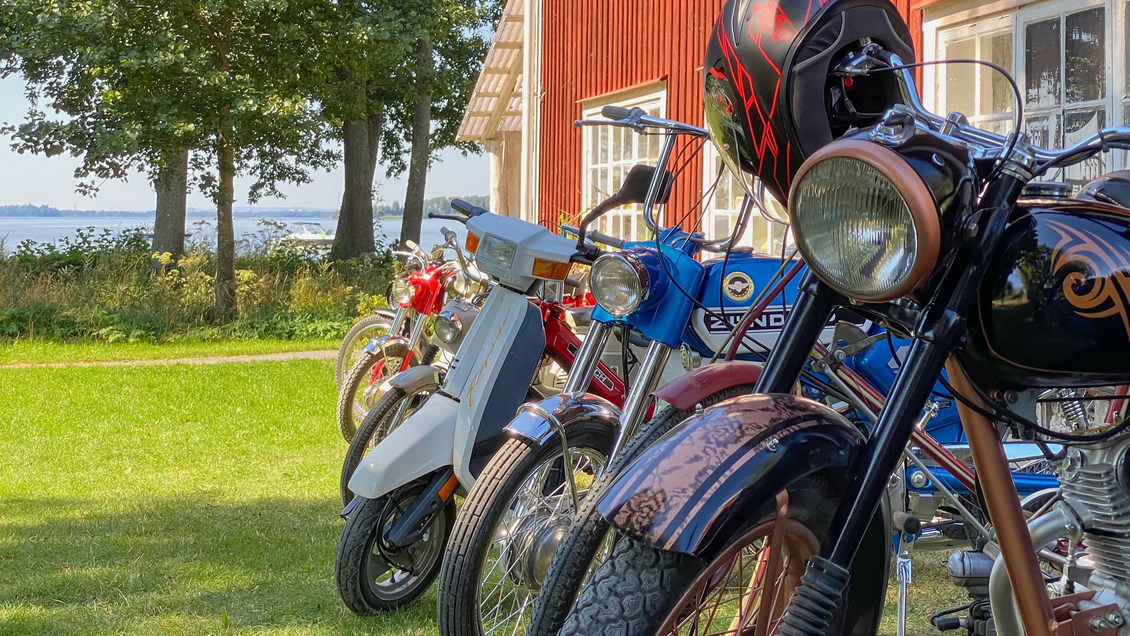 a row of motorcycles parked next to each other