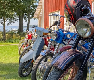 a row of motorcycles parked next to each other