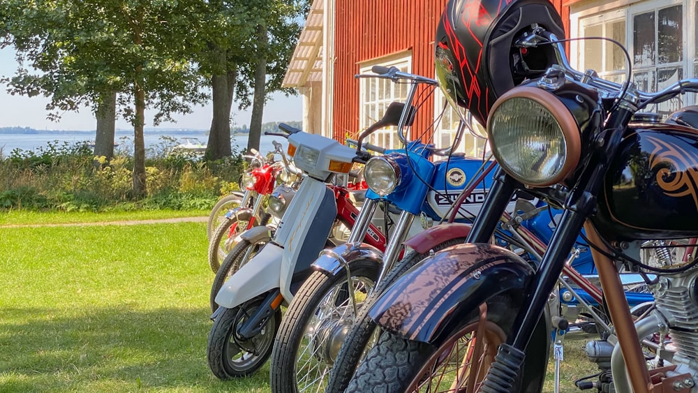 a row of motorcycles parked next to each other