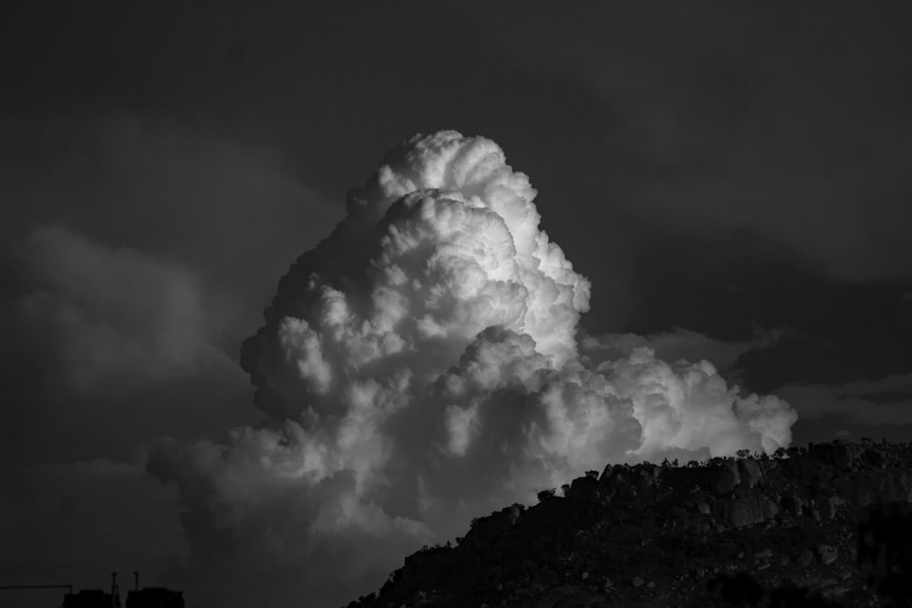 Ein Schwarz-Weiß-Foto einer Wolke am Himmel