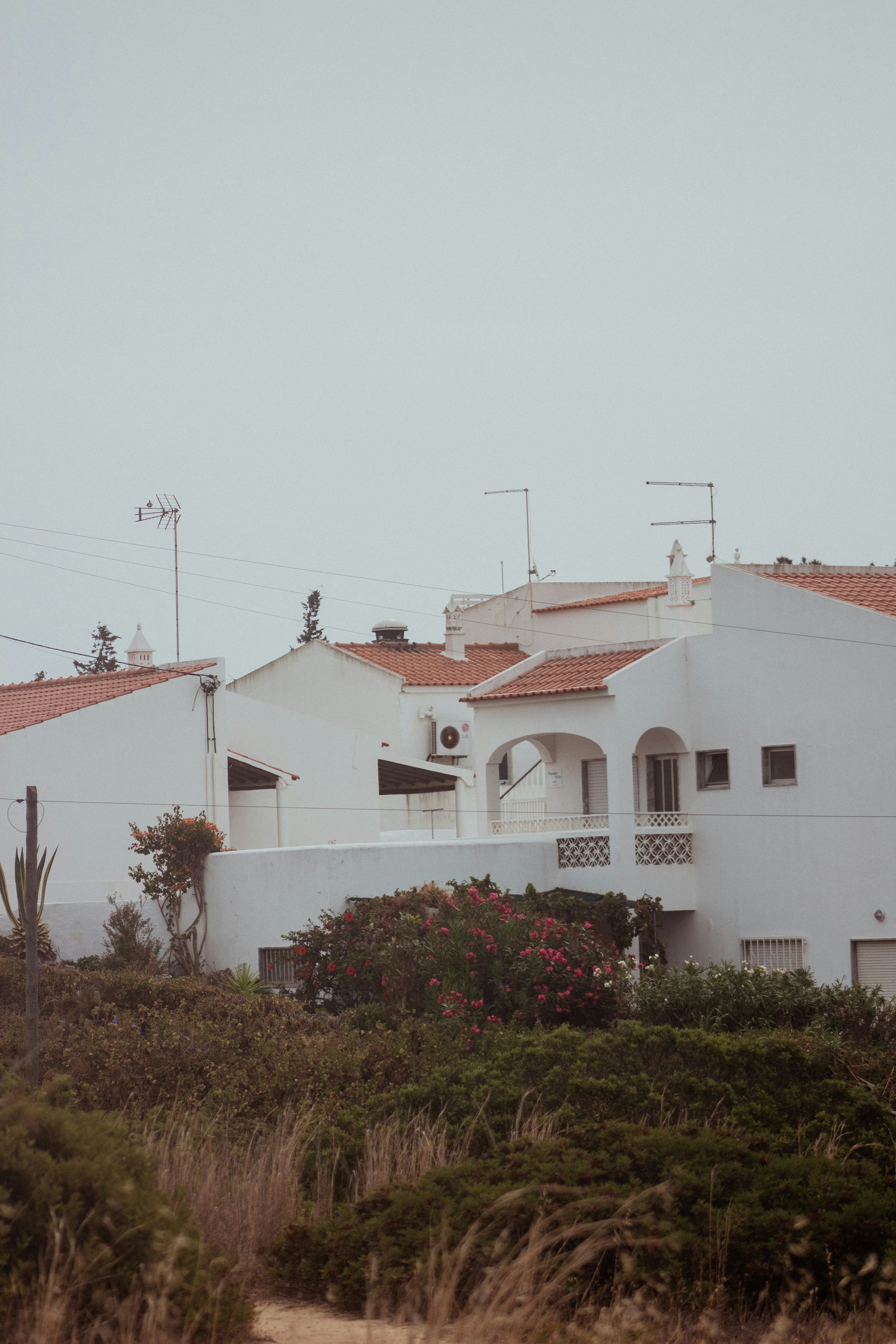 Una gran casa blanca con techo rojo