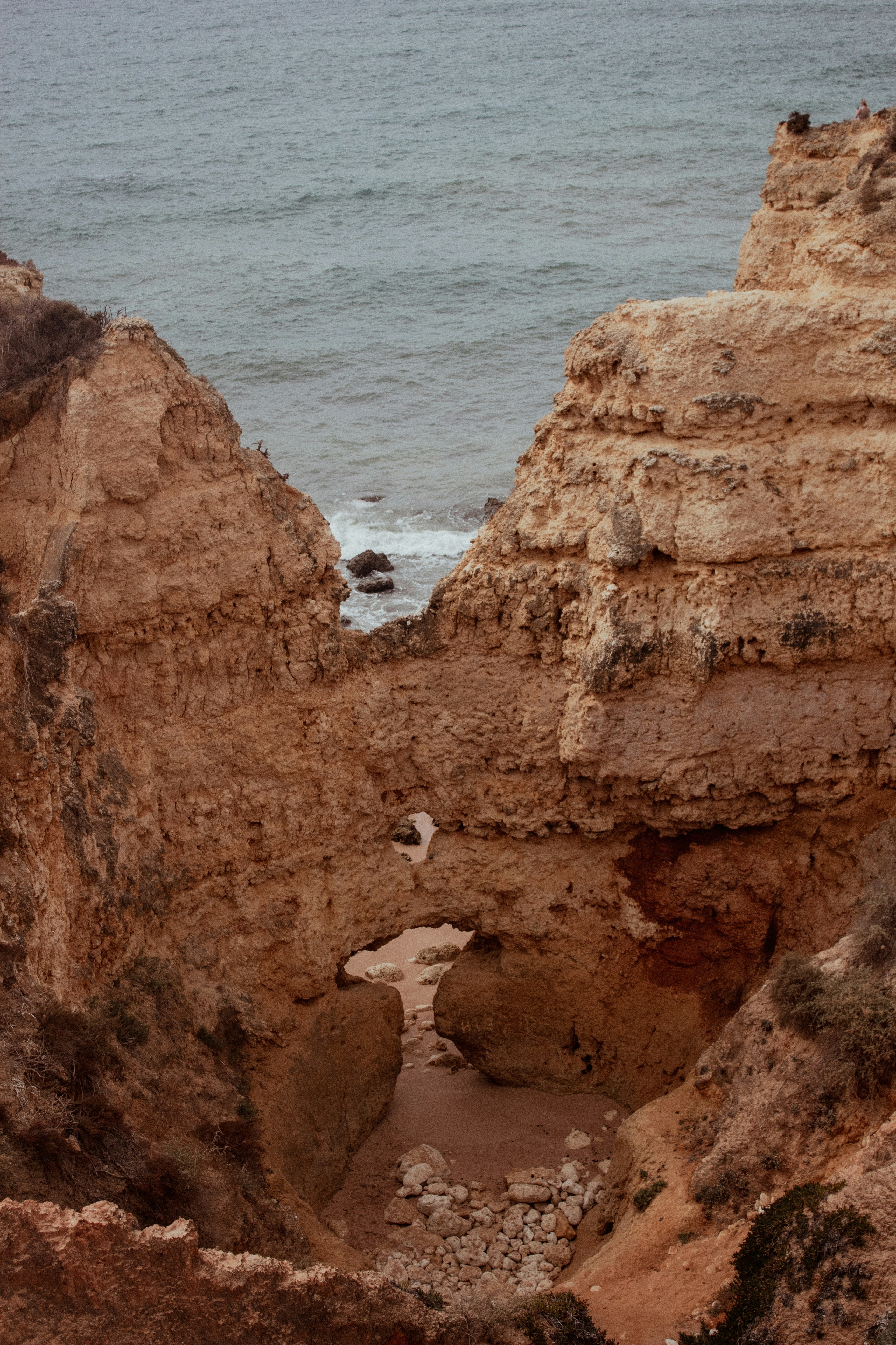 Un par de rocas grandes sentadas en la cima de una playa