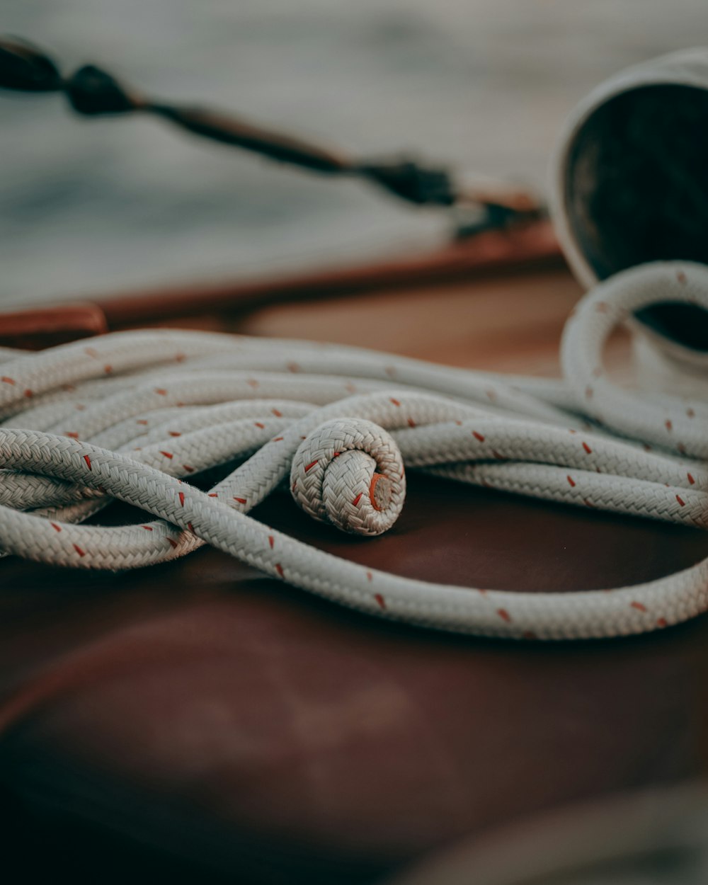 Un primer plano de una cuerda en un barco