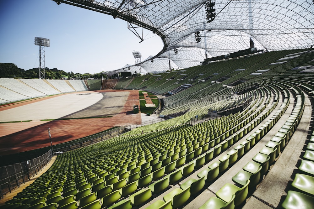Un grand stade vide rempli de sièges verts