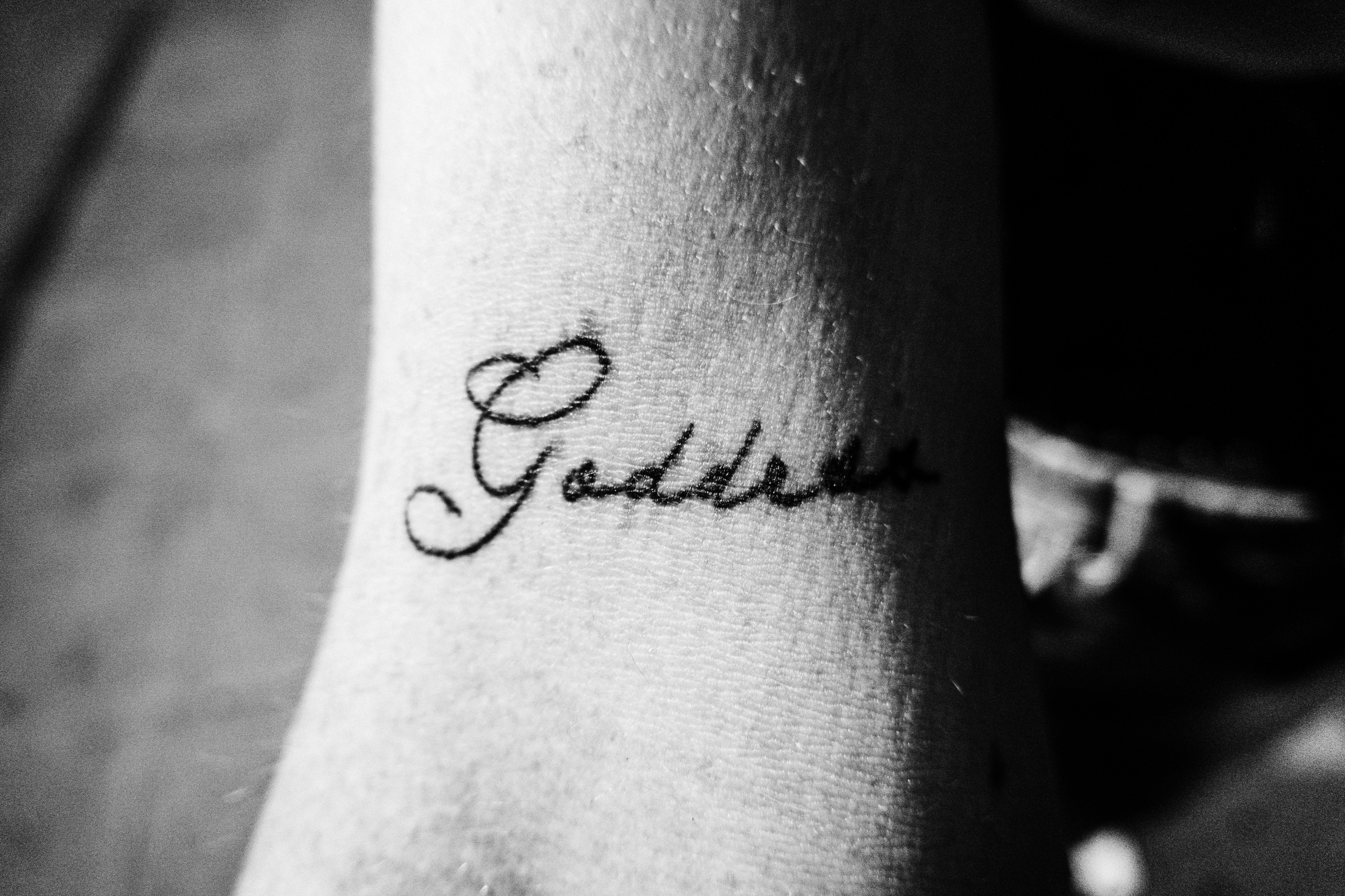 eine Person mit einer kleinen Tätowierung am Fuß