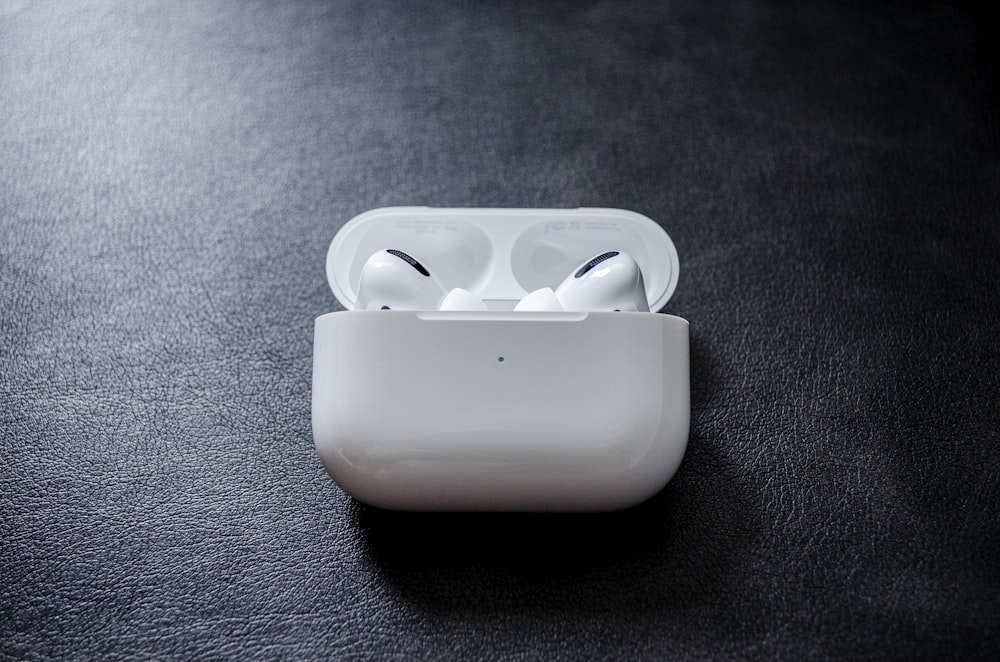 um airpods de maçã sentado em cima de uma mesa