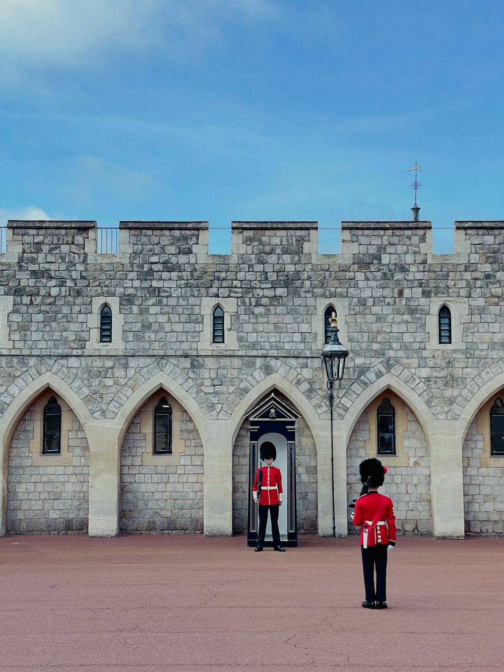 Un guardia parado frente a un castillo