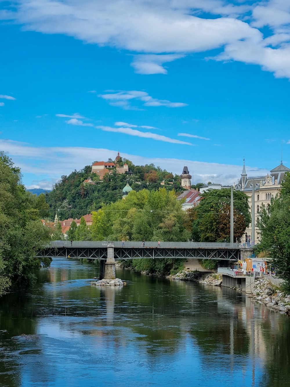 Un ponte su un fiume con un castello sullo sfondo