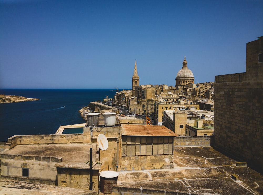 una vista di una città accanto a uno specchio d'acqua