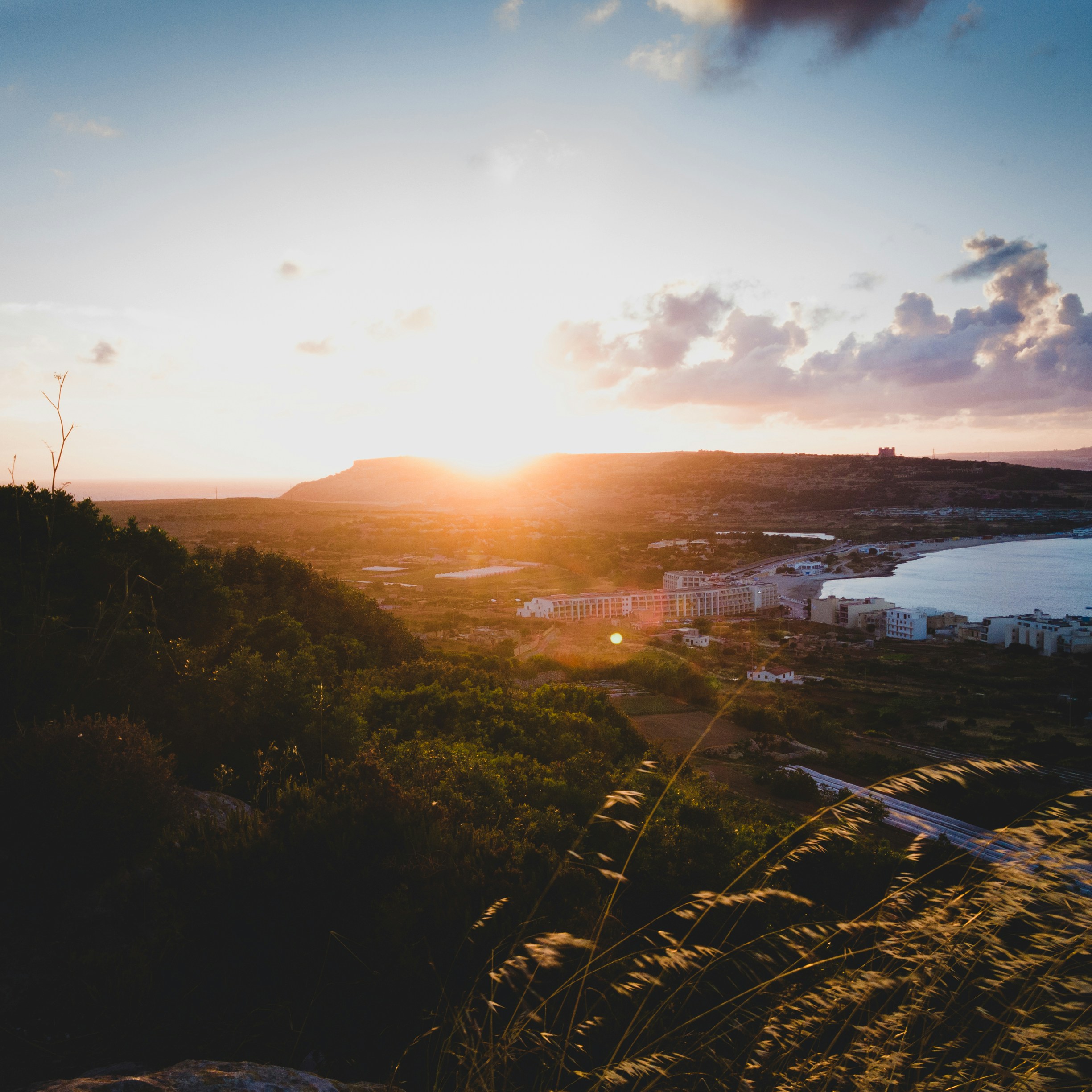 Il sole sta tramontando su una piccola città