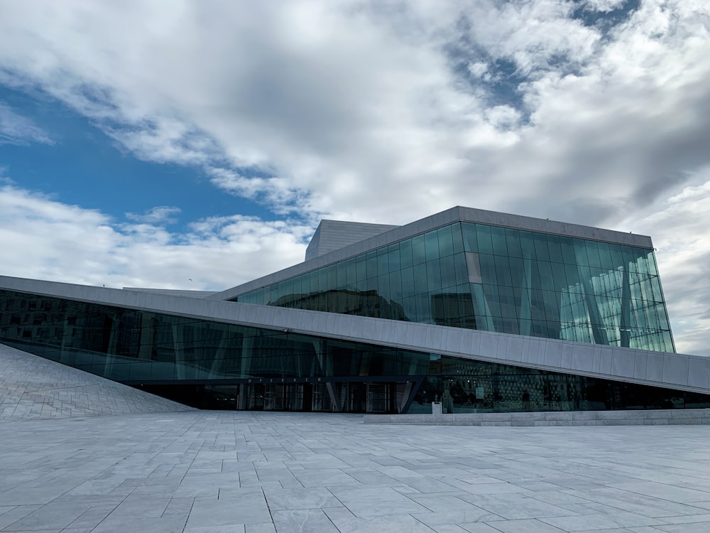 a large building with a sky background