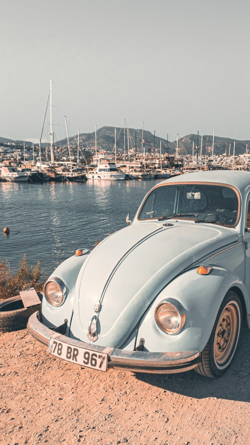 Un vecchio bug VW è parcheggiato sulla spiaggia