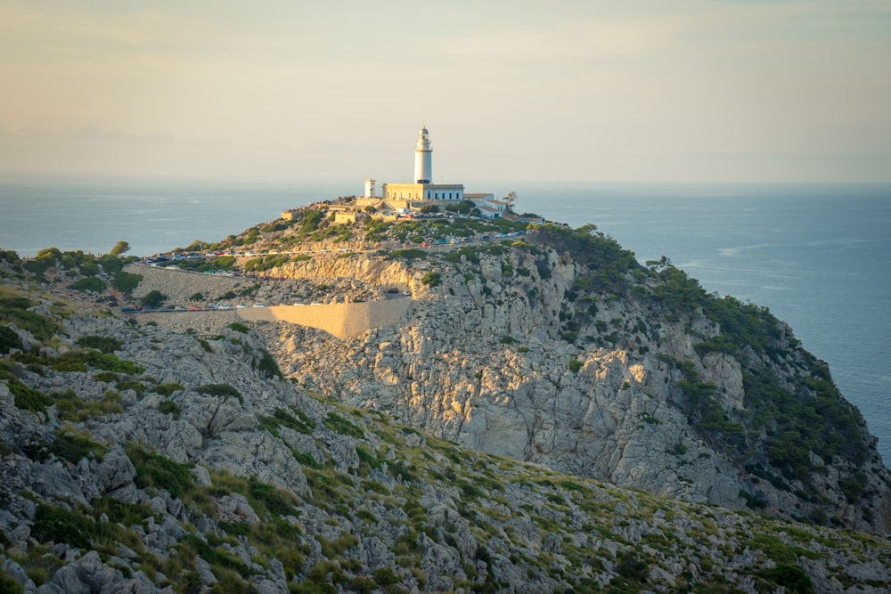 Un faro en la cima de una montaña con vistas al océano