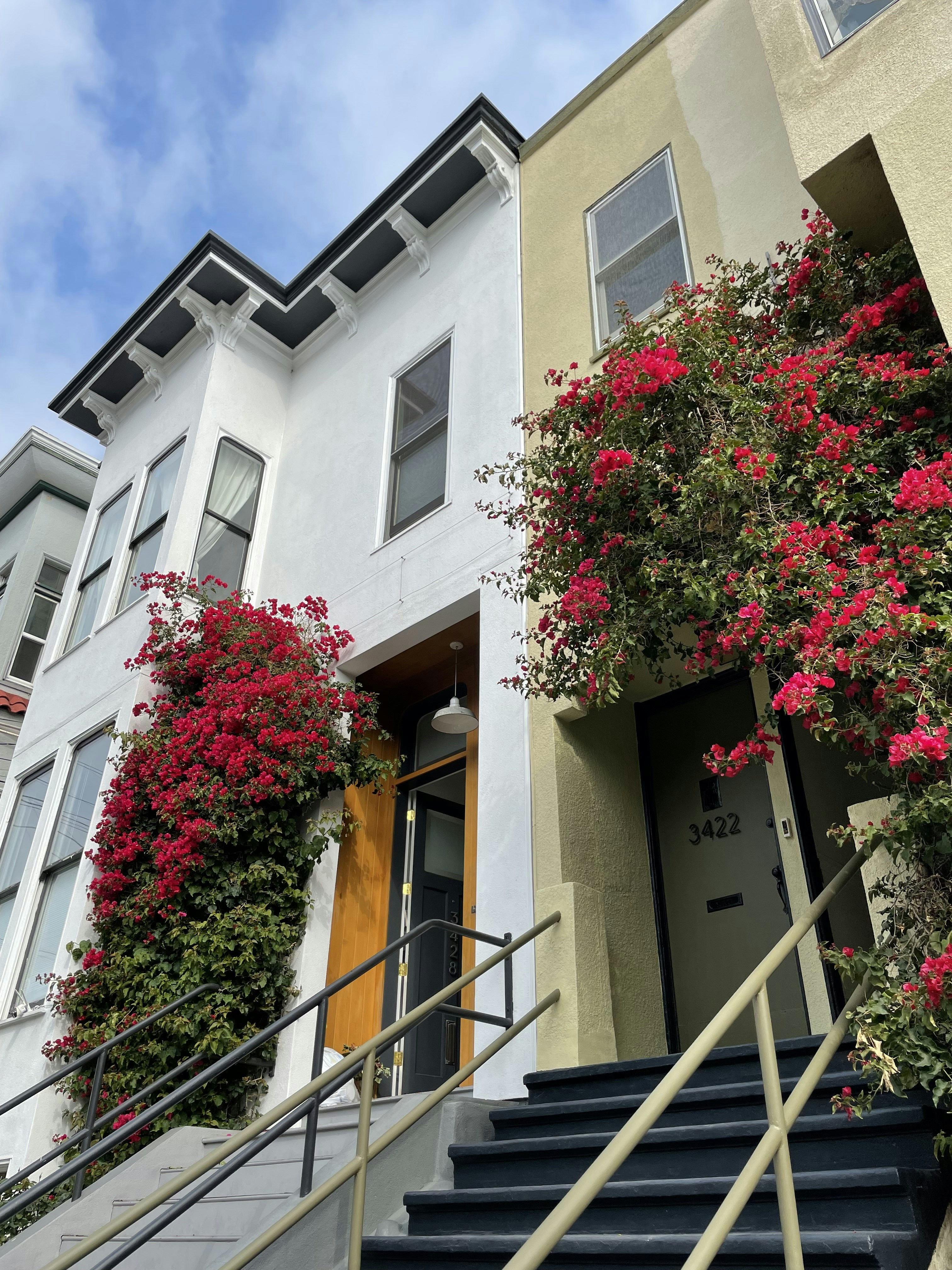 ein paar Treppen, die zu einem Gebäude führen