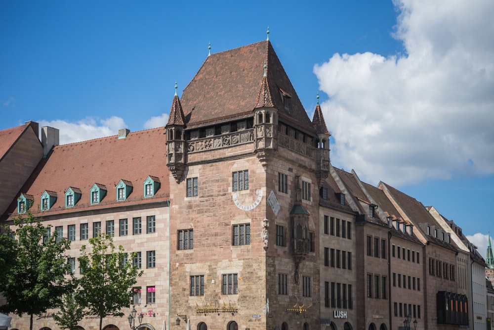 un grand bâtiment avec une horloge à l’avant