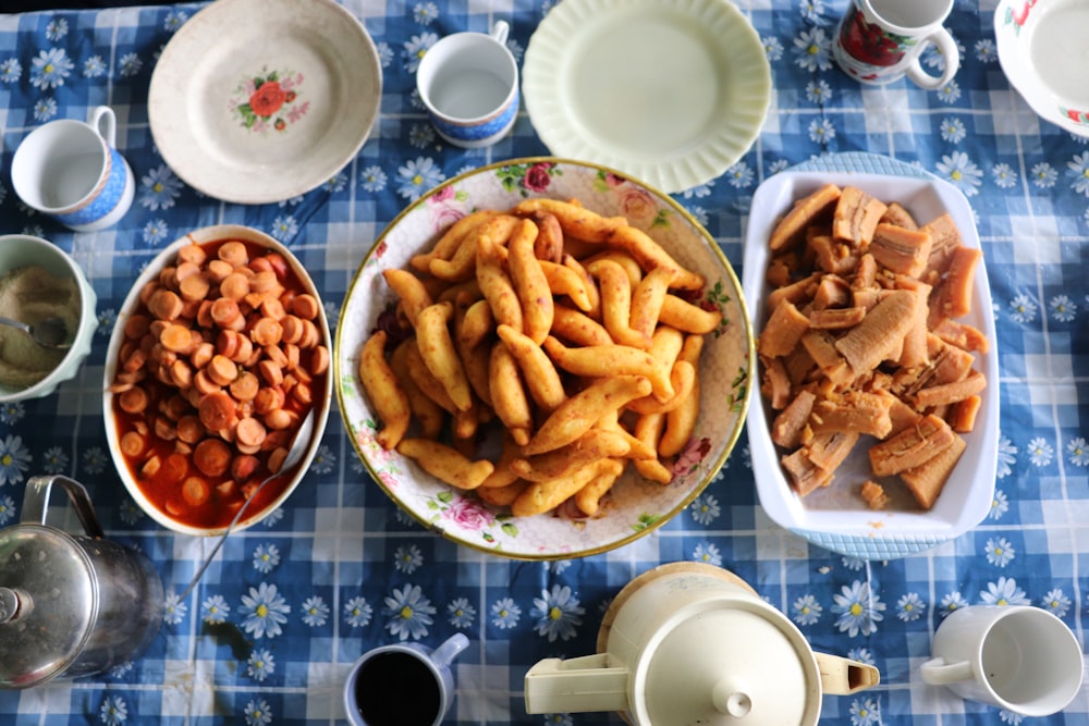 una mesa cubierta con cuencos de comida y tazas