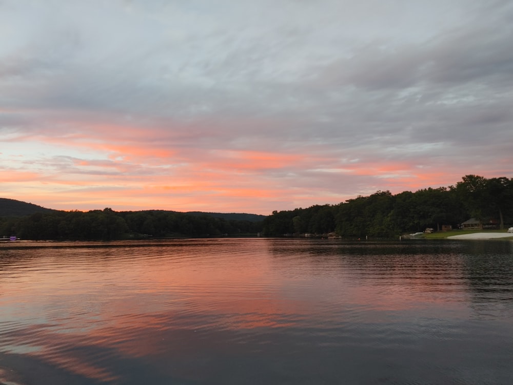 um lago que tem um pouco de água nele