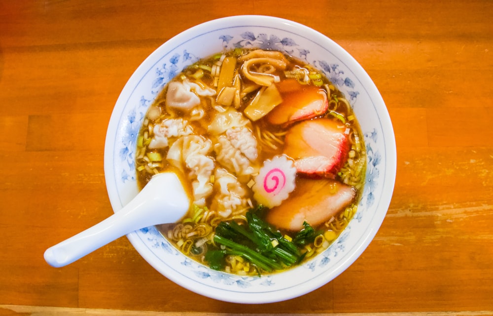 un bol de soupe avec une cuillère dedans