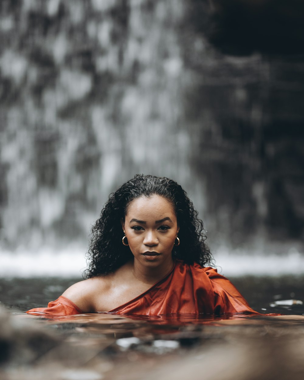 Una donna in un vestito rosso è nell'acqua