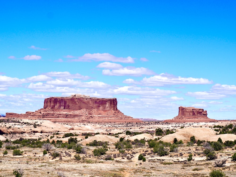 Blick auf eine Wüste mit einem Berg im Hintergrund