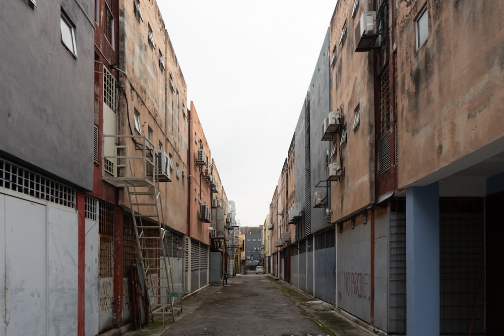 a narrow alley way with a fire escape in between two buildings