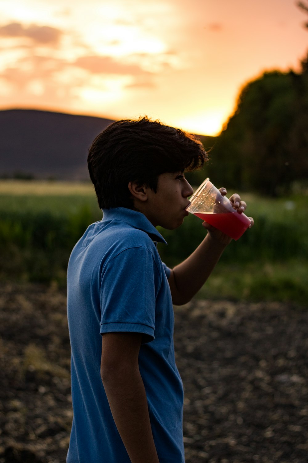 プラスチックカップから飲む若い男
