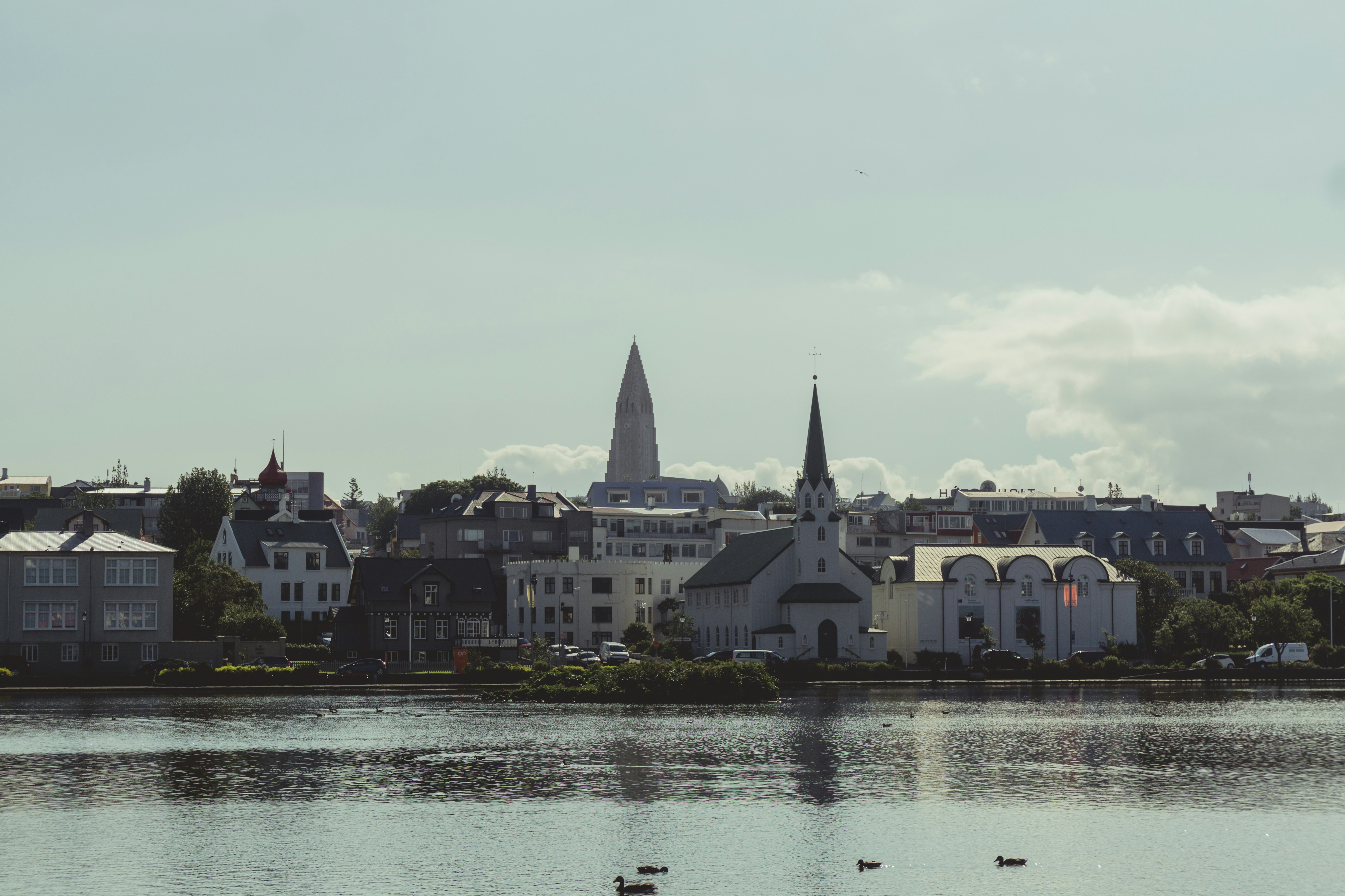 Una vista di una città dall'altra parte di un lago