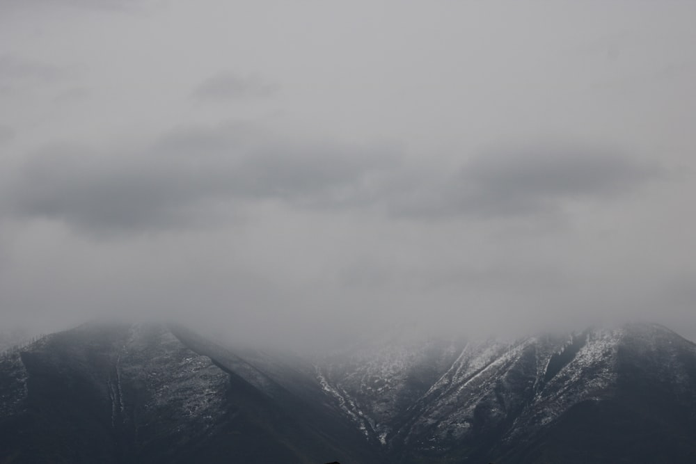 una vista di una catena montuosa coperta di neve