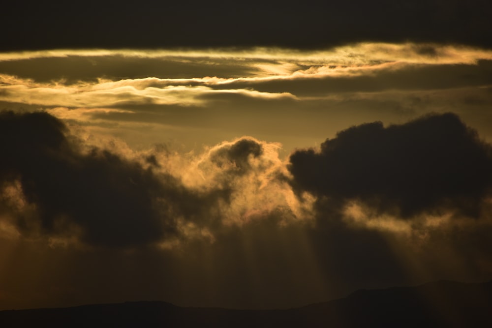 Die Sonne scheint durch die Wolken am Himmel