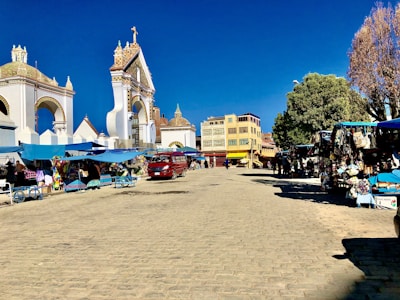 Exterior view of a bustling atacarejo with delivery trucks and shoppers.