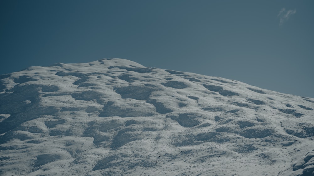 Una montagna coperta di neve sotto un cielo blu