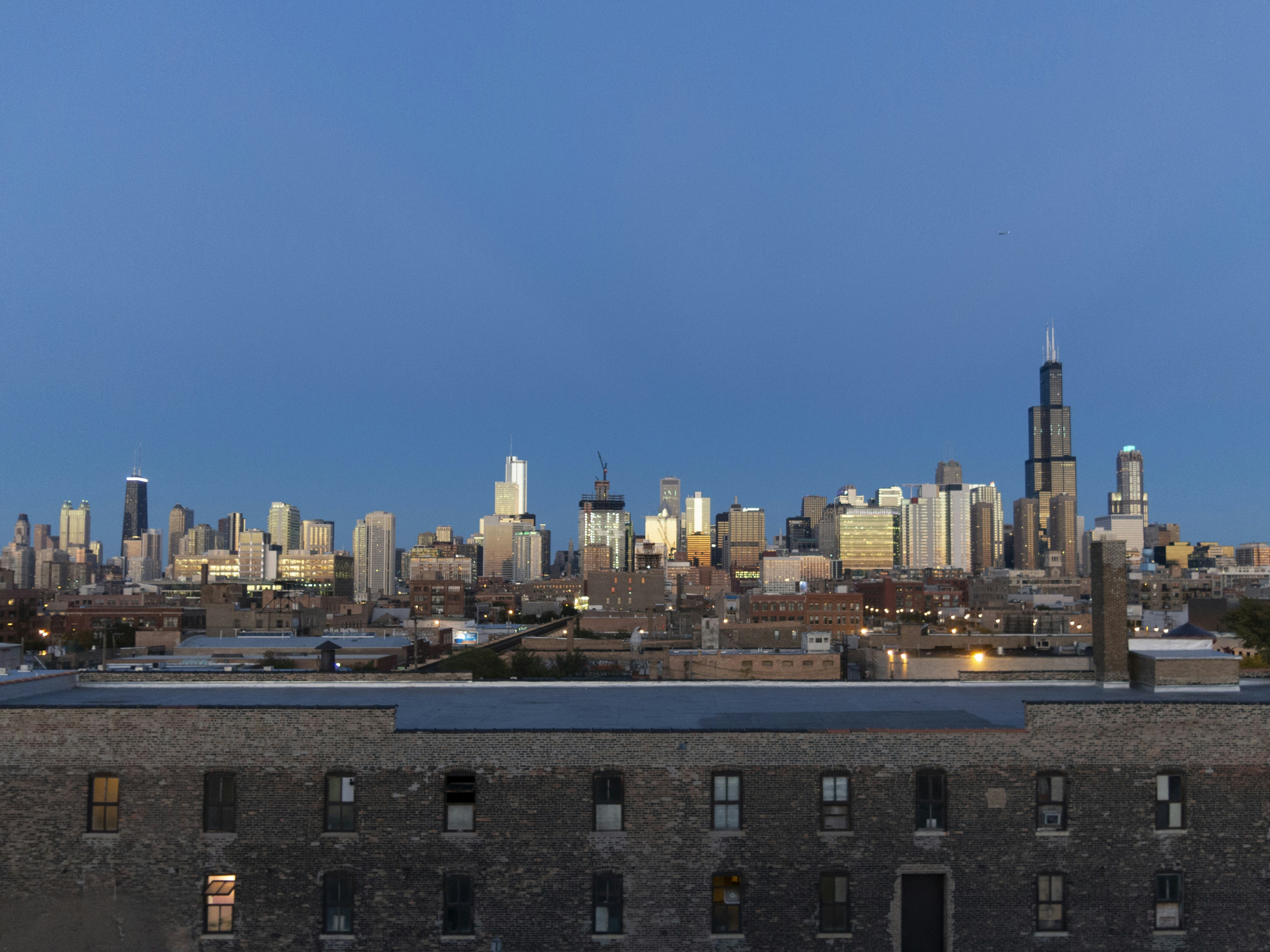 Rooftop lounge with Chicago skyline backdrop - High end apartments Chicago